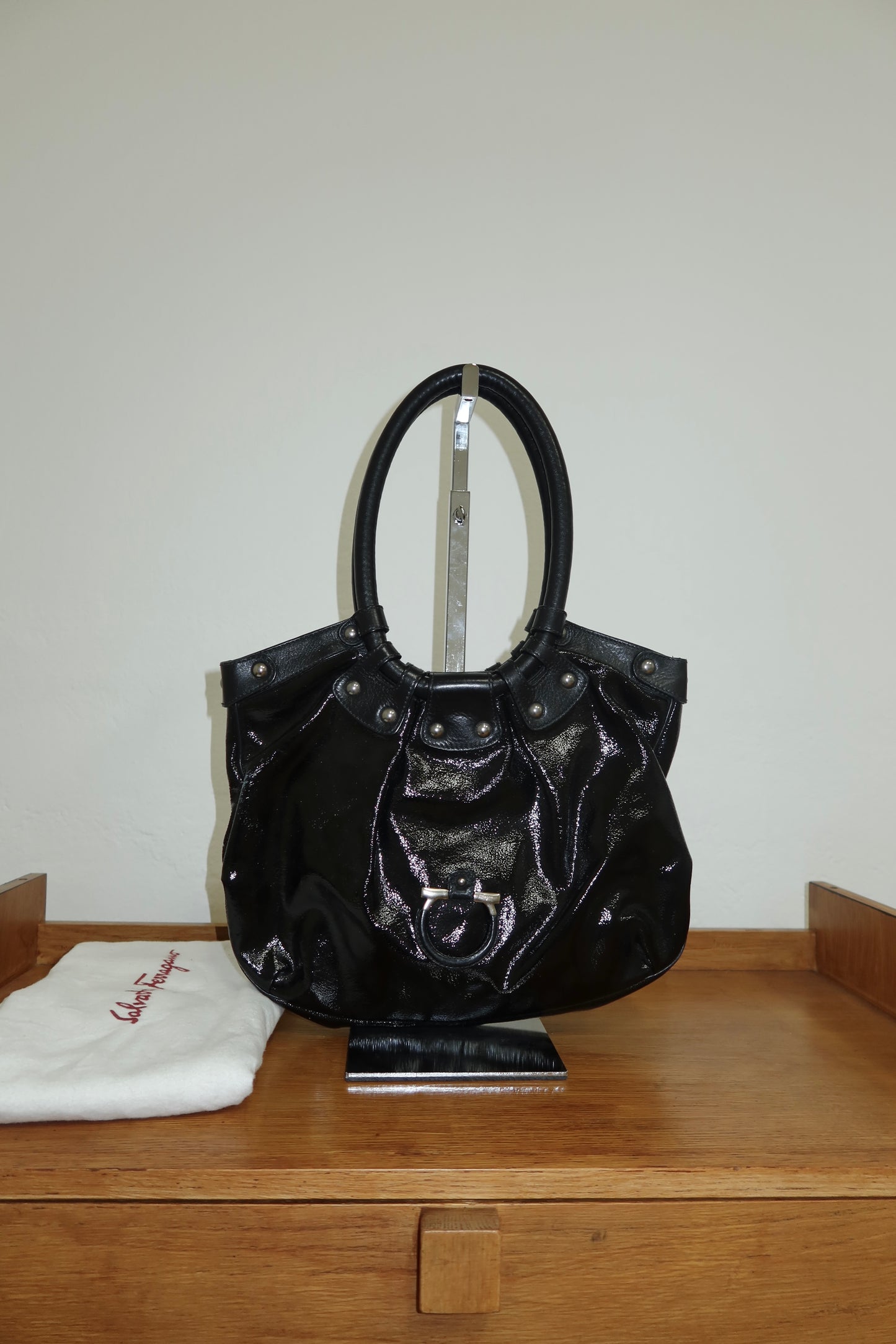 FERRAGAMO NAPLAK SHOULDER BAG