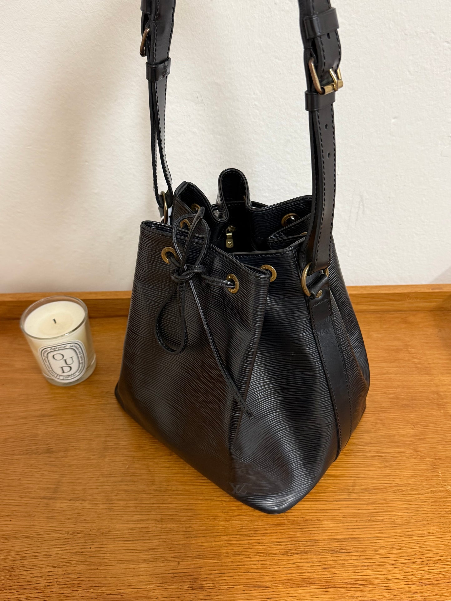LV EPI PETIT NOÉ BLACK BUCKET BAG
