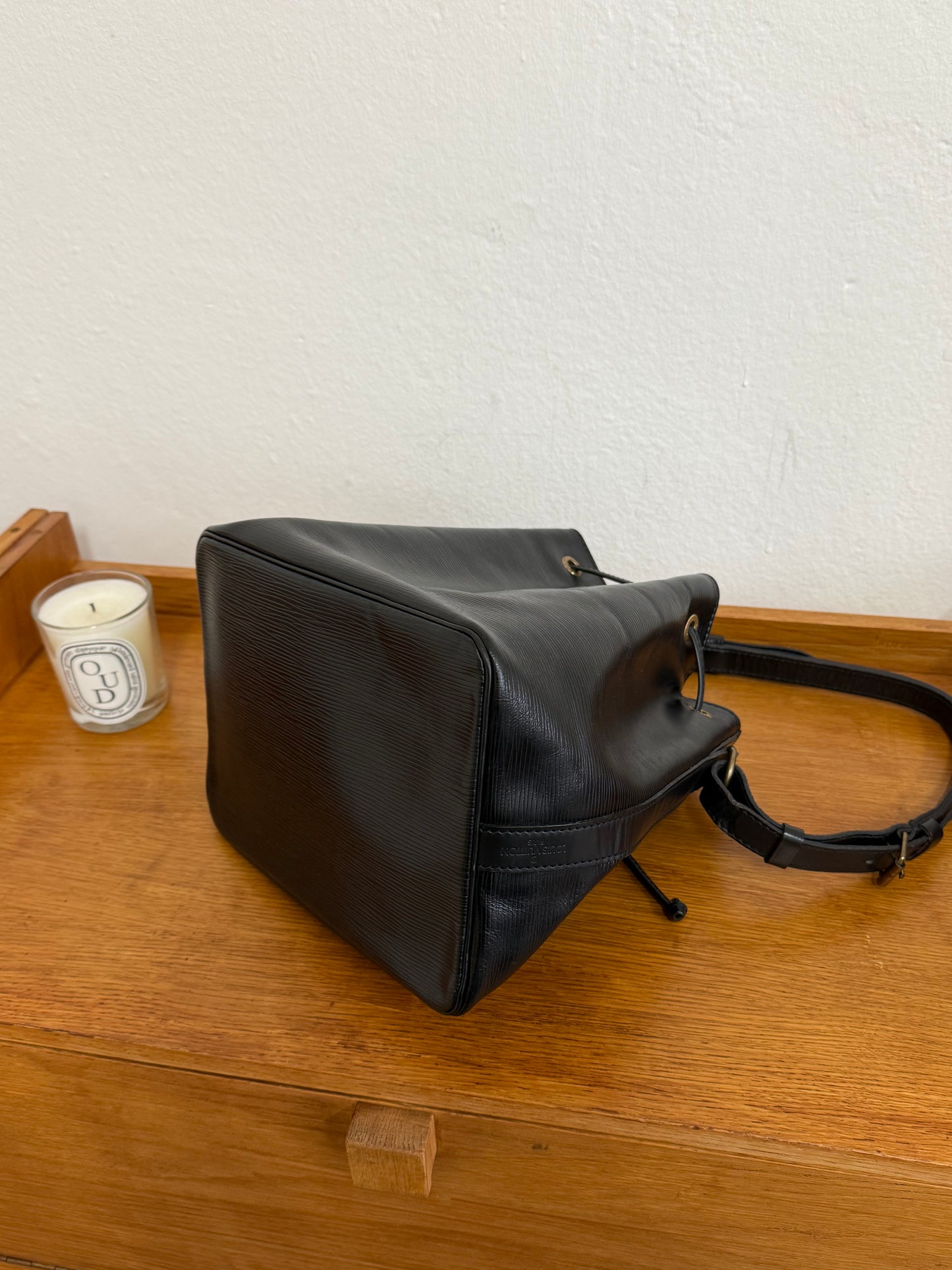 LV EPI PETIT NOÉ BLACK BUCKET BAG