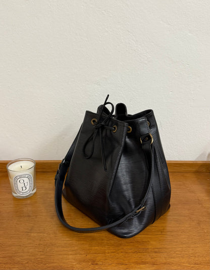 LV EPI PETIT NOÉ BLACK BUCKET BAG