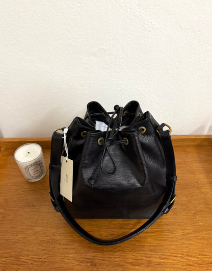 LV EPI PETIT NOÉ BLACK BUCKET BAG