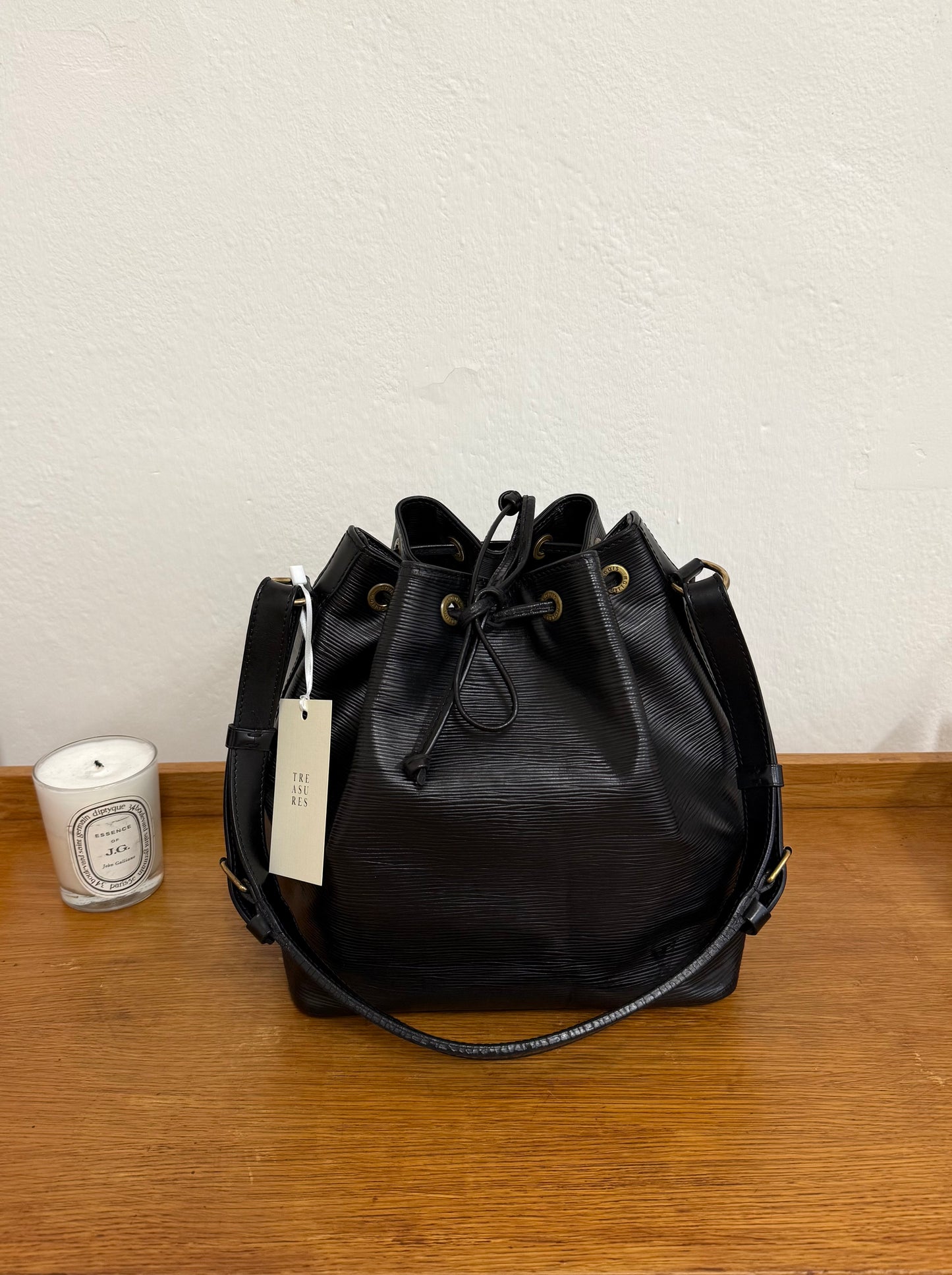 LV EPI PETIT NOÉ BLACK BUCKET BAG