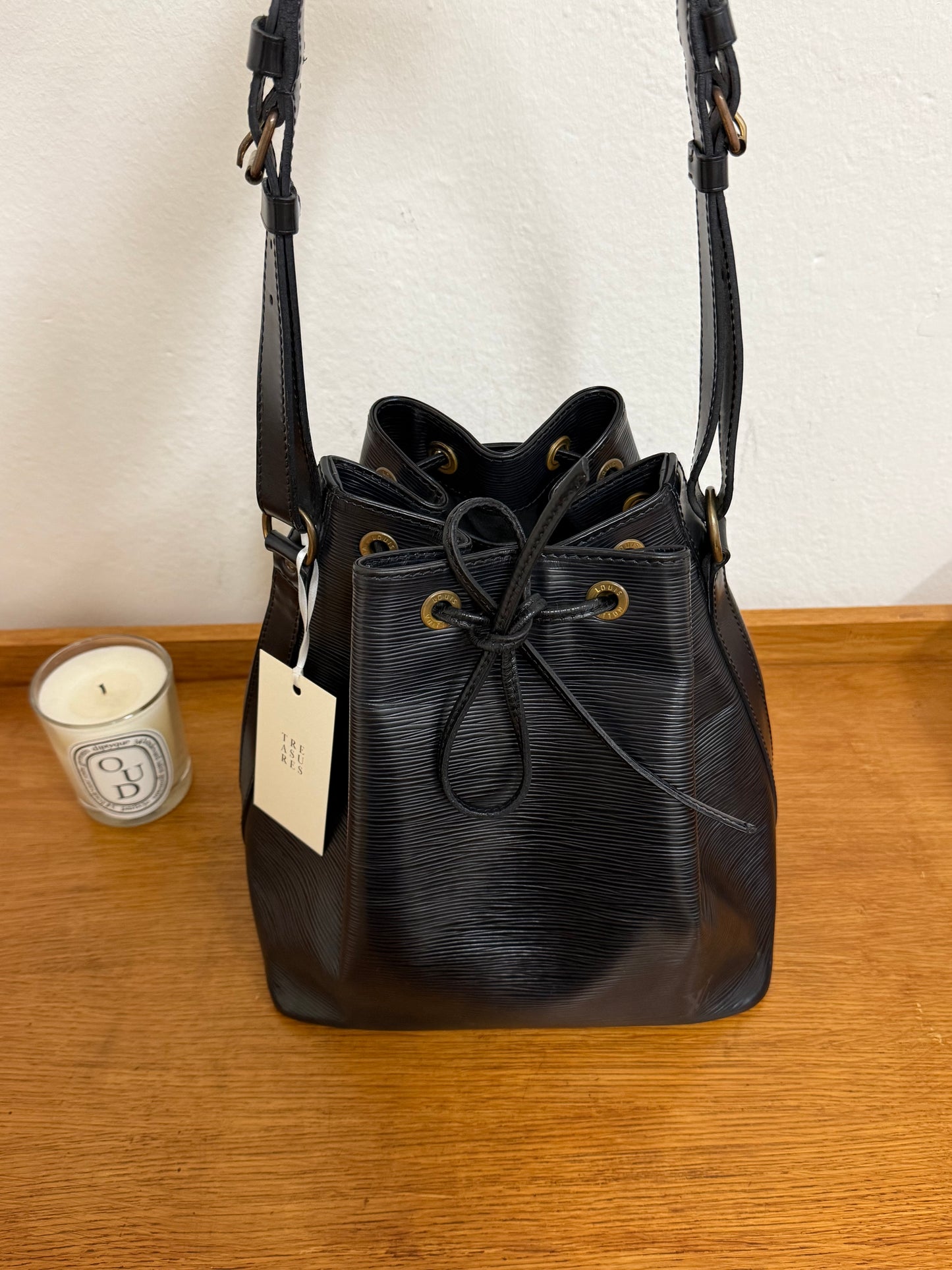 LV EPI PETIT NOÉ BLACK BUCKET BAG