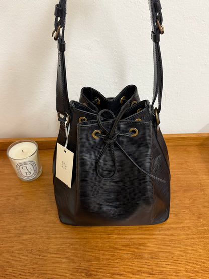LV EPI PETIT NOÉ BLACK BUCKET BAG
