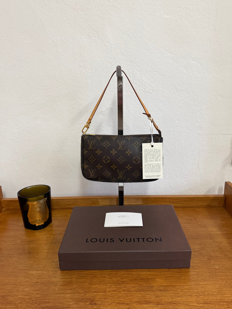 LV POCHETTE