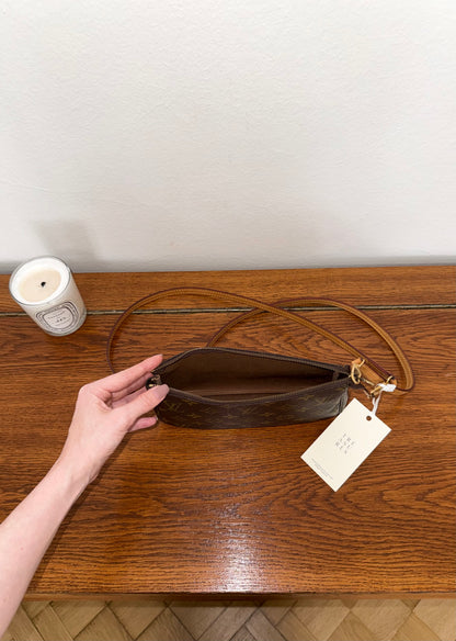LV POCHETTE