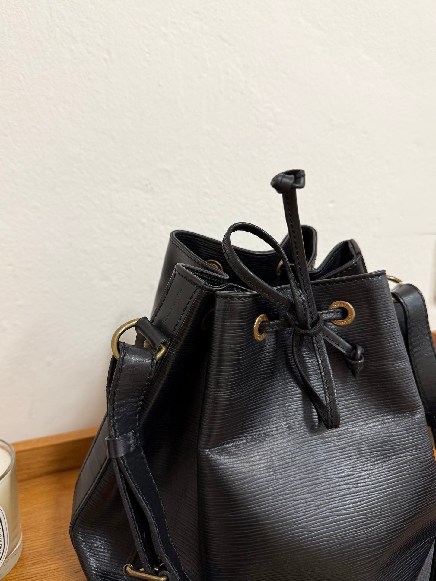 LV EPI PETIT NOÉ BLACK BUCKET BAG
