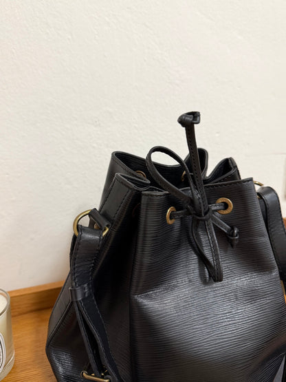 LV EPI PETIT NOÉ BLACK BUCKET BAG