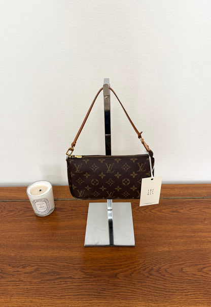 LV POCHETTE 302