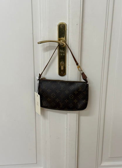 LV POCHETTE