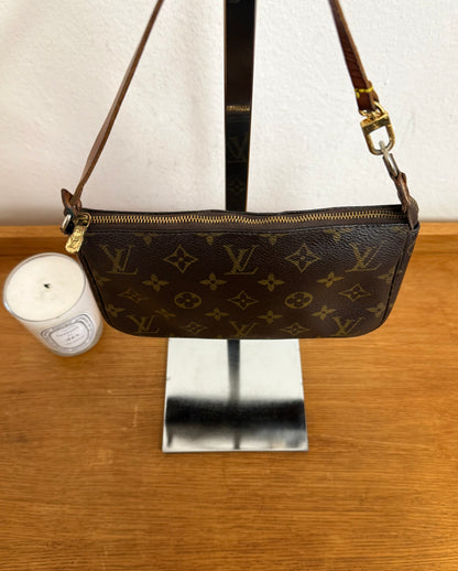 LV POCHETTE