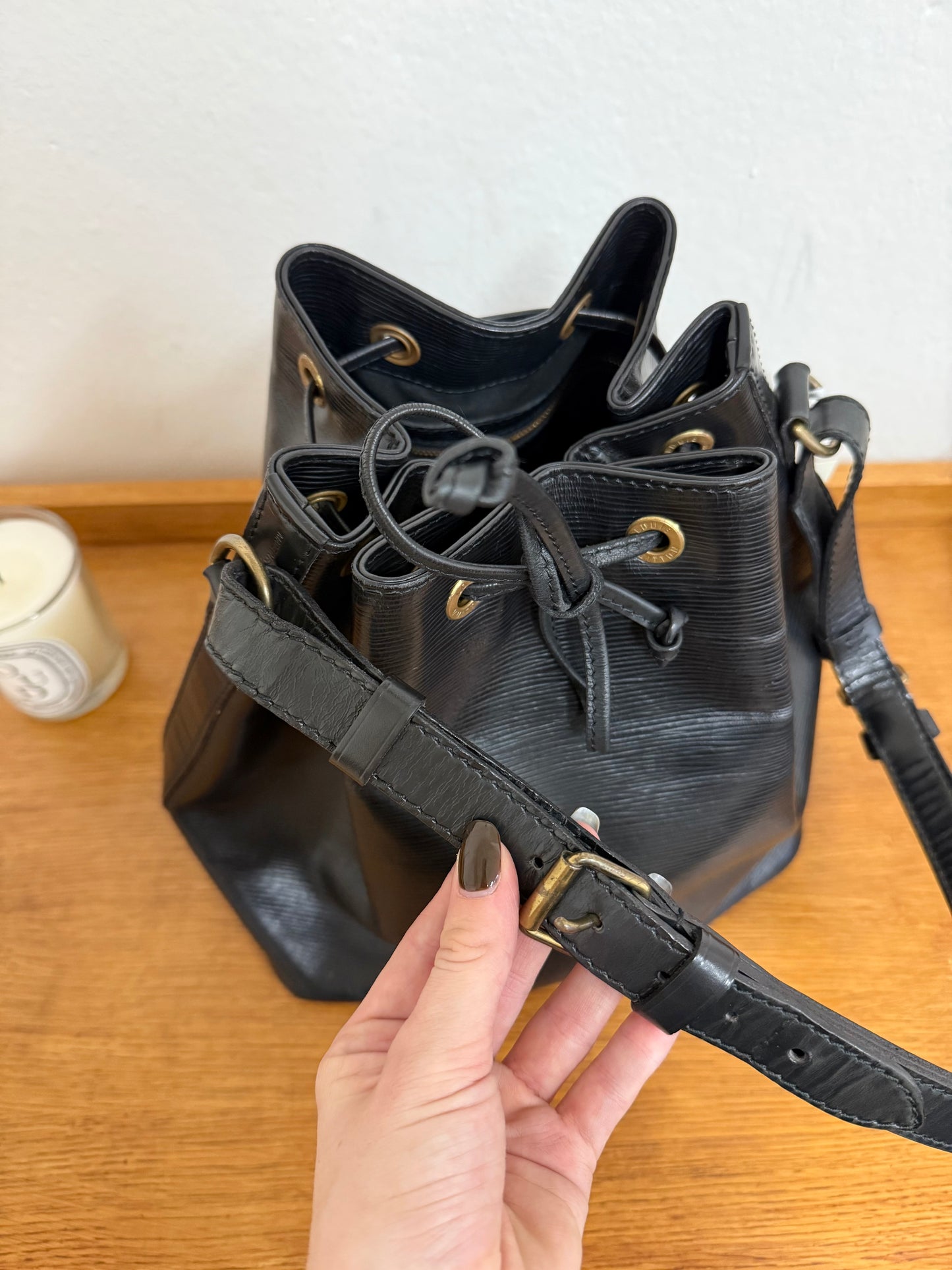 LV EPI PETIT NOÉ BLACK BUCKET BAG