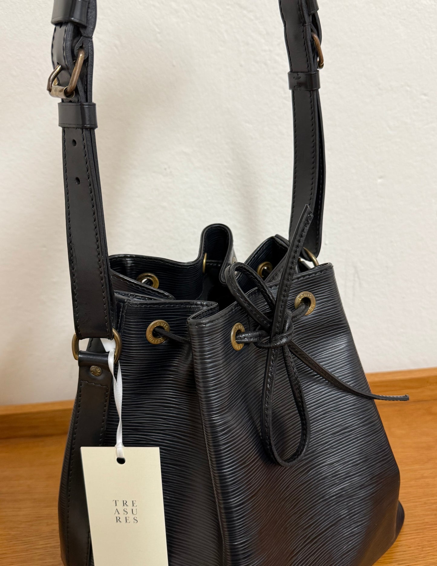 LV EPI PETIT NOÉ BLACK BUCKET BAG