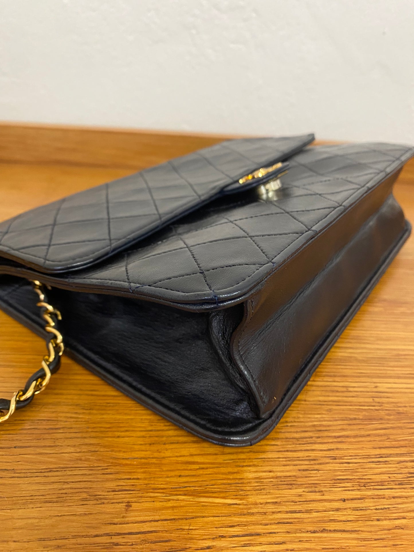 CHANEL CLASSIC SINGLE FLAP BAG